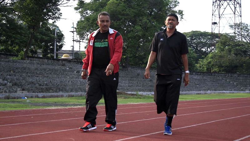 Suhatman Imam (kanan), penasehat teknis Semen Padang FC. Copyright: © Taufi/Indosport